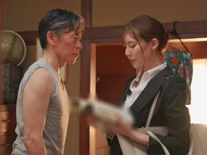 Nhẹ nhàng, nhẹ nhàng, cô chủ tiệm làm tóc nói cách âm ở đây không tốt và cô sợ bị phát hiện