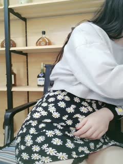 "Bạn thân của tôi sẽ sớm trở về sau kỳ nghỉ hè. Tôi sẽ đưa cô ấy đi phục vụ chủ nhân. Anh quan hệ với cô ấy và tôi sẽ liếm lỗ đít của chủ nhân."
