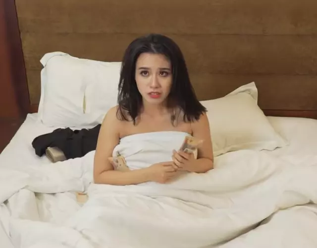 Bị bố ông xã nắc trong khi đang ngủ